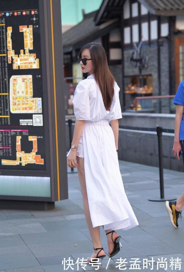 展现|街拍:美女的另类造型, 给连衣裙加条“尾巴”, 展现牛仔短裤的魅力