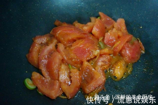 2个西红柿,1把金针菇,简单一炒,5分钟出锅,酸甜脆爽好下饭