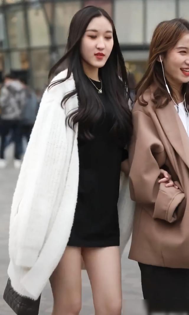 长袜|微胖小姐姐五官精致,黑色连衣裙加白色针织衫尽显性感气息