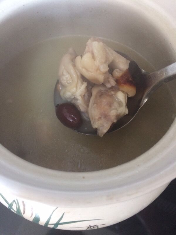 炖猪蹄汤时,千万不要直接炖!如果少了这1步,猪蹄臭味非常重