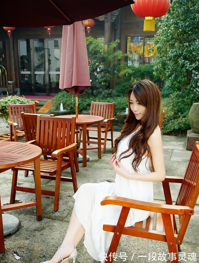 连衣裙 白色连衣裙搭配银色高跟鞋,简约时尚又显气质!