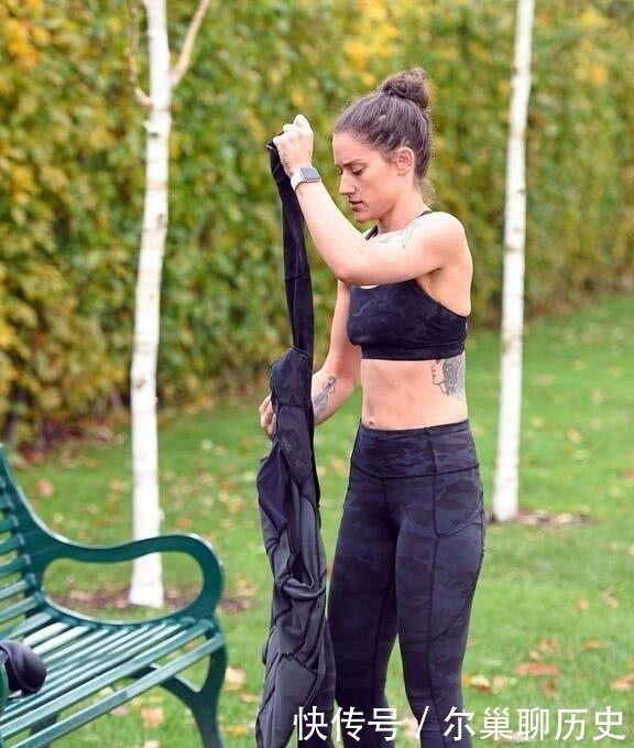 公园|女星凯蒂·维索伦敦公园健美拍照，她有着特别的魅力