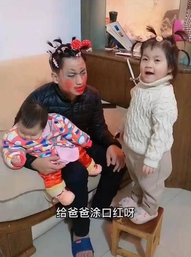 打扮|女儿把爸爸打扮得花枝招展,一个劲夸爸爸漂亮,爸爸我谢谢你呀