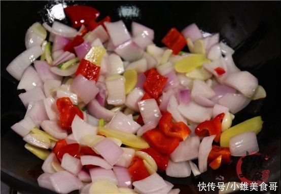 红椒|洗花蛤最忌直接放盐洗，老渔民教我3招，花甲疯狂吐沙，太厉害了