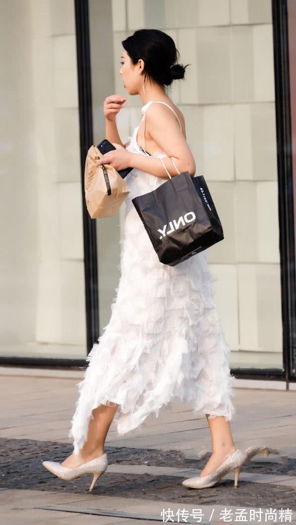 吊带 街拍:小姐姐穿白色吊带连衣裙裹出曼妙的身姿,气质优雅很出众