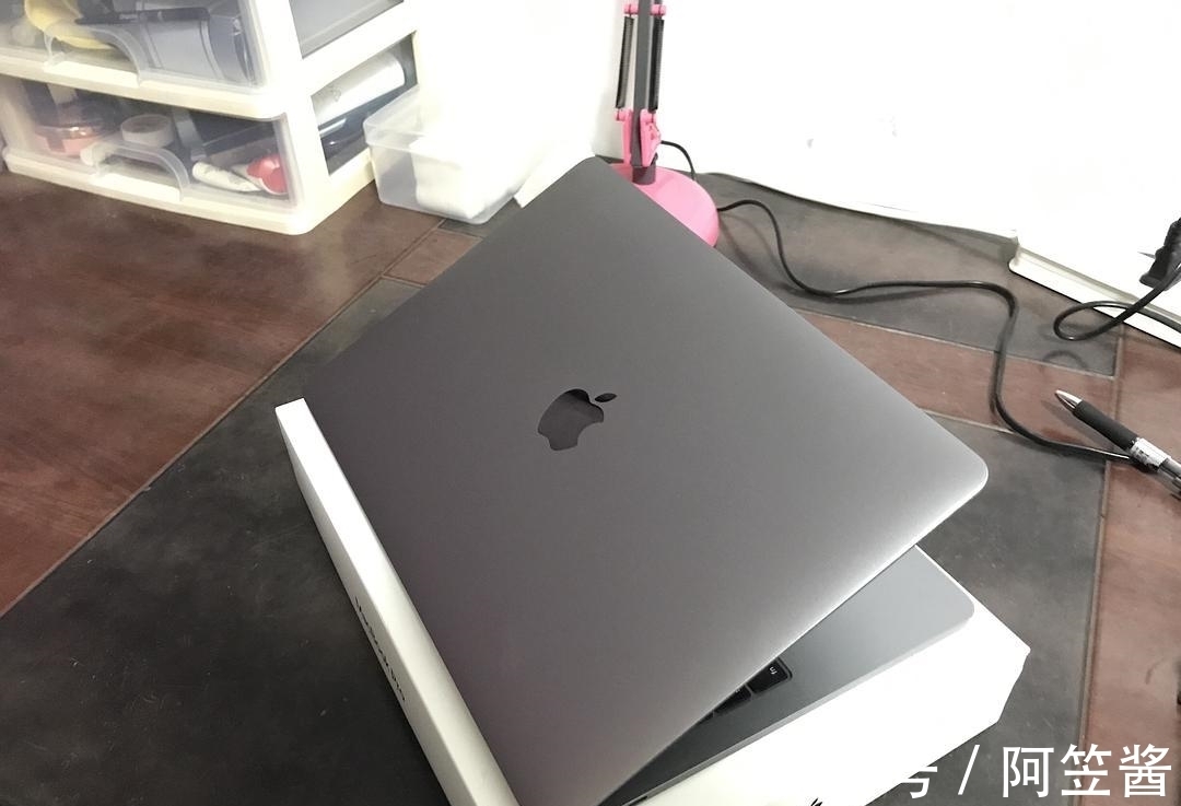 M丑出新天际，MacBook Pro如何才能虏获追逐颜值的年轻人的心？