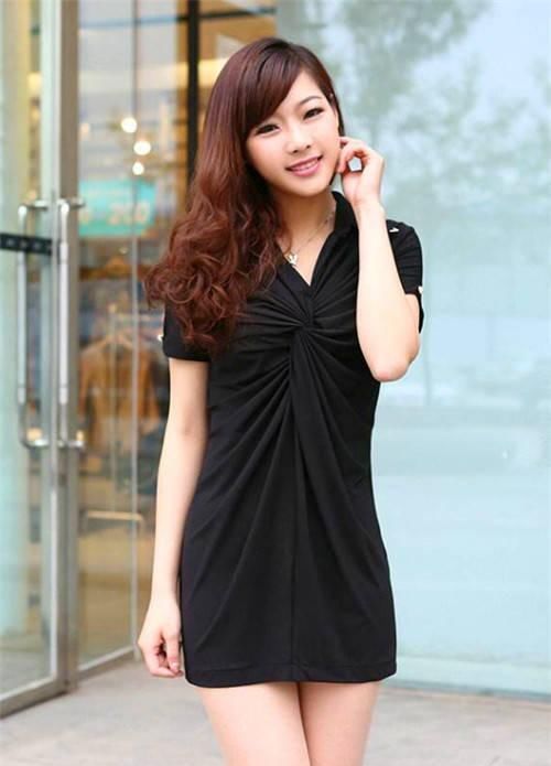 亮眼|街拍身材圆润的小姐姐,大长腿十分亮眼,很不错的姑娘