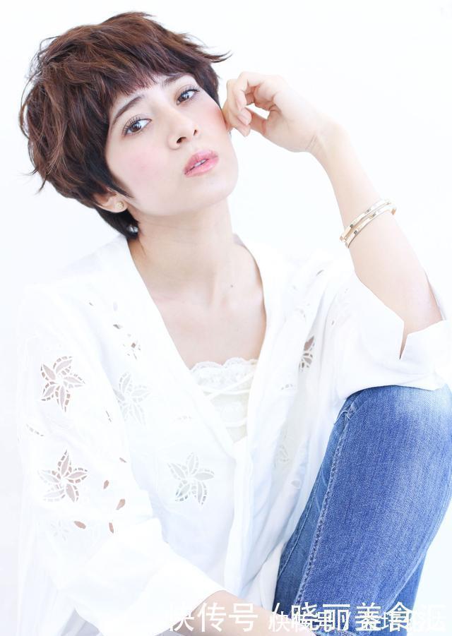 蓬松度|40岁的国字脸女性适合什么样的发型?短发减龄显瘦,中发有女人味