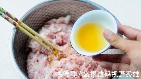 拌饺子馅最忌放“此物”,10个人7个错用它,难怪饺子不鲜不好吃
