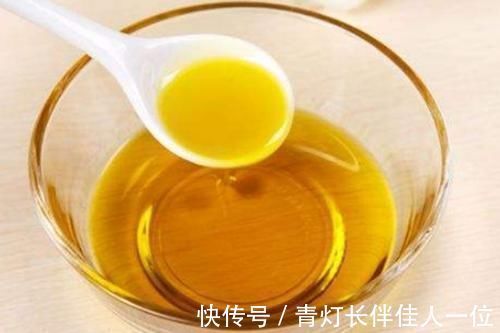 买菜用的塑料袋别扔了,教你一个小妙招,塑料袋秒变去油“神器”