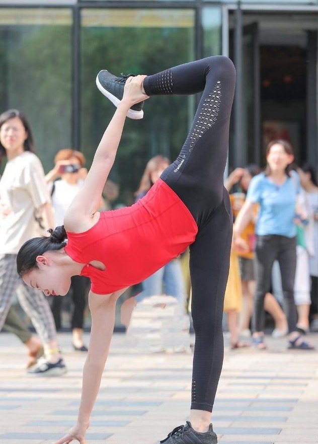 高挑|爱运动的女孩子最好看,搭配黑红健身服,身材高挑迷人