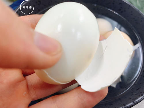 煮鸡蛋,聪明人不会只加水多加2味,鸡蛋又香又嫩,壳一碰就掉
