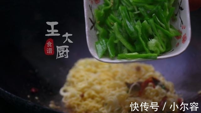方便面|方便面别再煮了,这样一做口感Q弹、韧性十足,一次两包都不够。