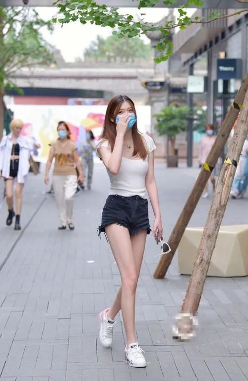 街拍组图：牛仔热裤配运动鞋，尽享轻盈穿搭体验