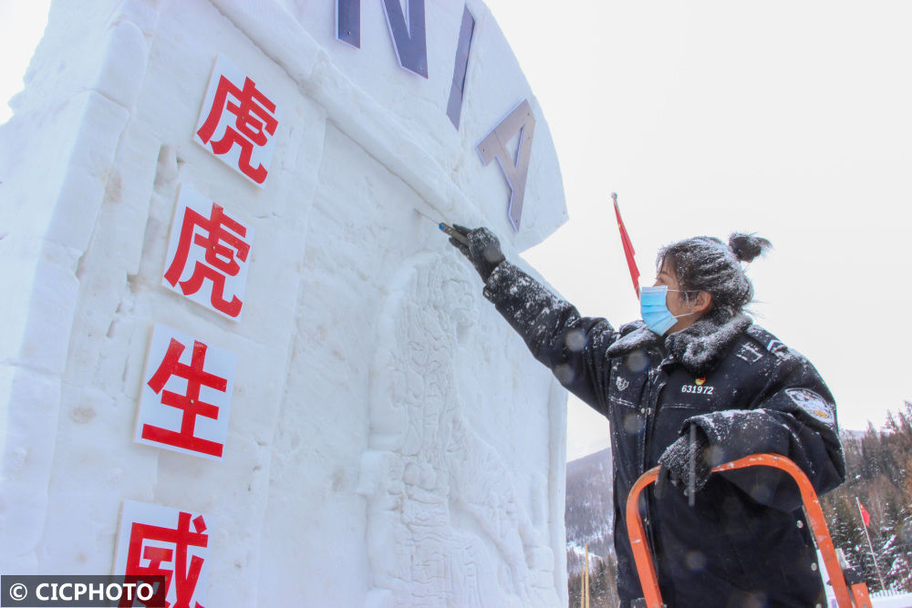 雪雕|新疆阿勒泰：雪雕文化走进警营