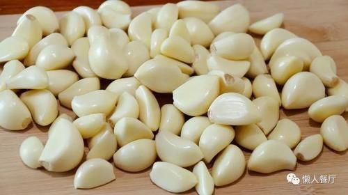 腌腊八蒜,牢记“3要3不要”,大蒜个个碧绿,汤汁清澈,爽脆可口