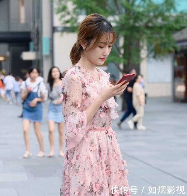 仙女 时尚粉色碎花裙,简单又清新,穿出了“仙女”的感觉