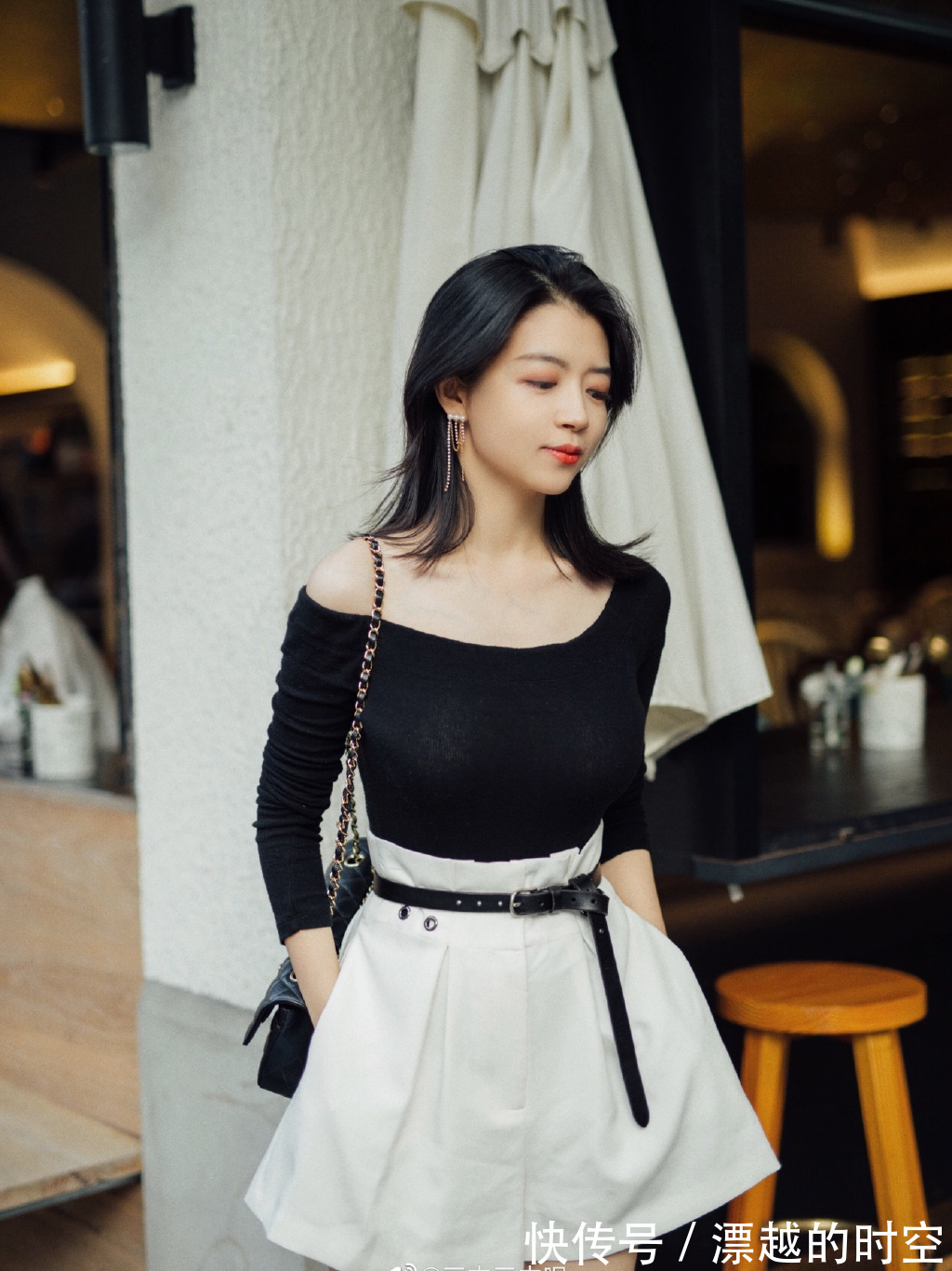 衣服 奔三奔四女人这样穿,秋季穿出高级感,黑色上衣搭配白色短裤真美