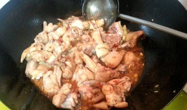 吃起来|炒鸡肉之前，多加一步，鸡肉更鲜嫩入味，吃起来也没有肉腥味