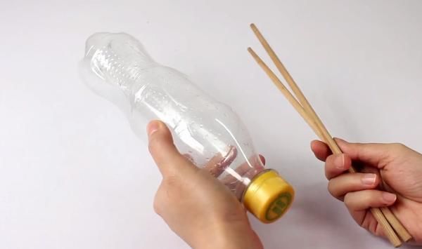 家家户户|塑料瓶上绑2根筷子,解决了家家户户的困扰,在家做10个都不够