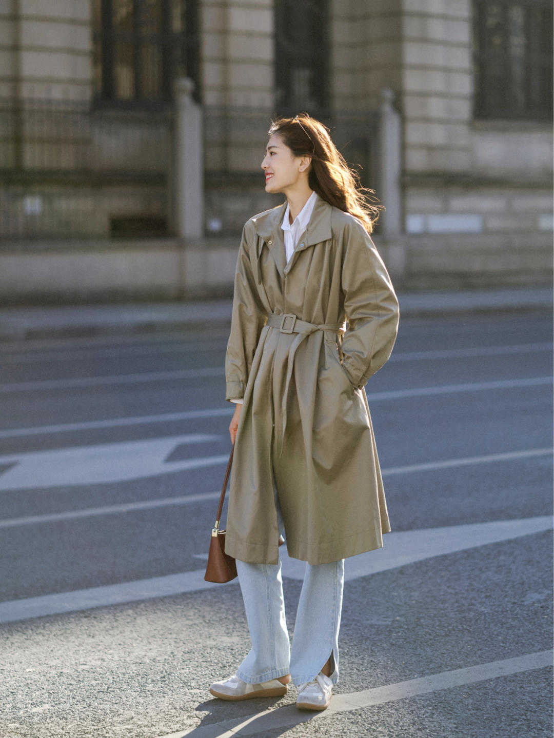风衣|40+女人如何穿衣显年轻?大衣搭配半身裙,让你整个秋冬高级时髦