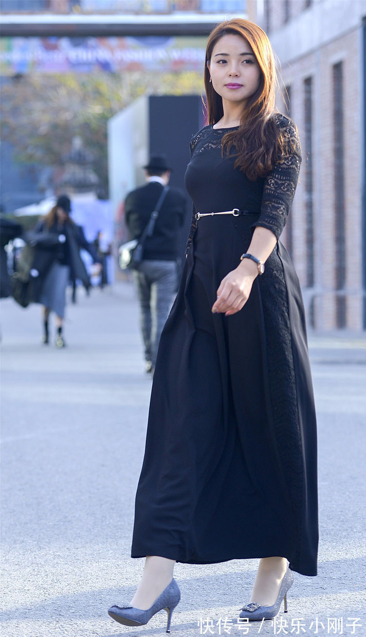 高跟鞋 藏青色拼接连衣裙，穿出了初秋优雅大方的美，透明清新又显气质