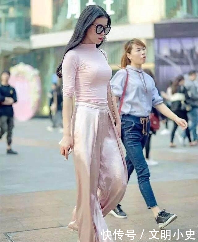 女性|时尚的紧身打底裤小姐姐,秀出魅力动人,显出女性的成熟气息