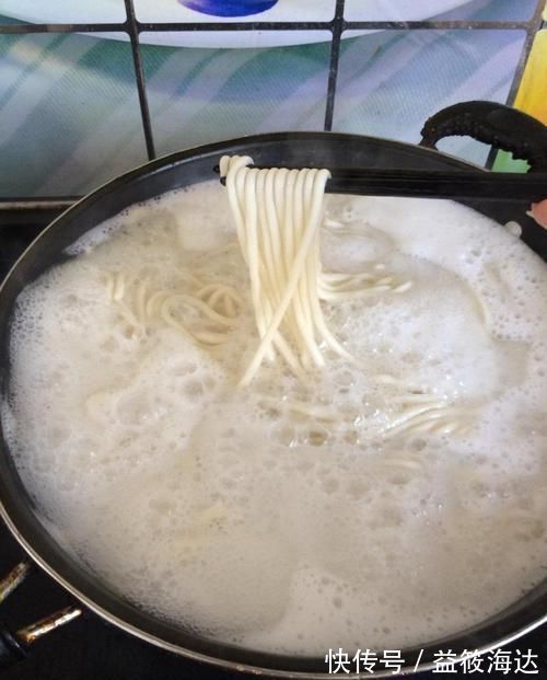 白醋|煮面条,你还在开水下锅?教你3个小妙招,面条好吃有筋道不粘锅