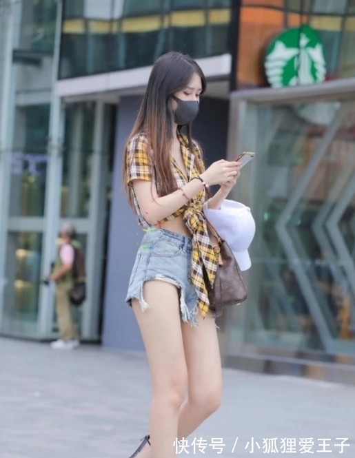 热裤|街拍美女格子衬衣搭配热裤简单又随性