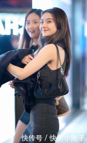 虽然打扮各不相同,搭配时髦的连衣裙,减龄时尚显身材