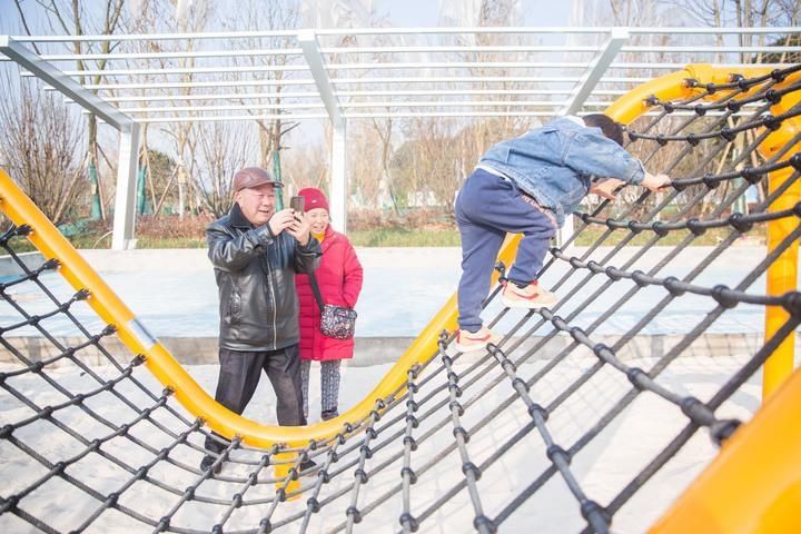 老年|亲子桥梁 儿童乐园 雅安经开区滨河公园部分区域正式开放