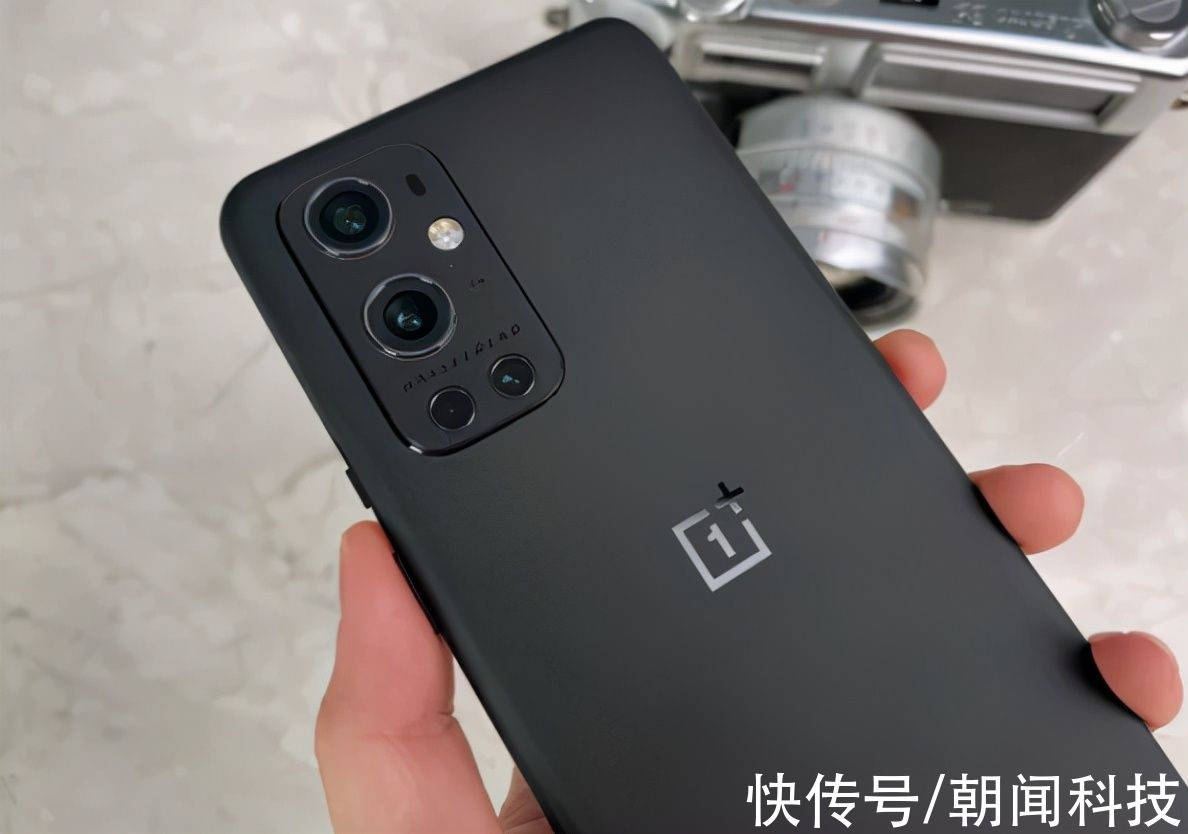 一加手机|一加9 Pro 跳水1100元，2K+IP68防水+哈苏镜头，值得买吗？