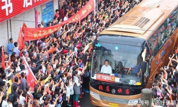 中学|中国最辛苦的高中, 近万名家长每天送饭, 学生10分钟吃完