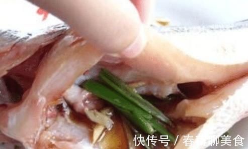 清蒸鲈鱼,这种调料最不该放,多数人喜欢放,难怪肉质又腥又难吃