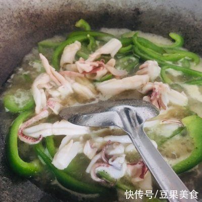自制|自制青椒炒鱿鱼，再也不用买了
