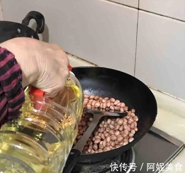 花生米|炸花生米,直接下锅炸就错了,少了这一步,花生米不酥脆,还返潮