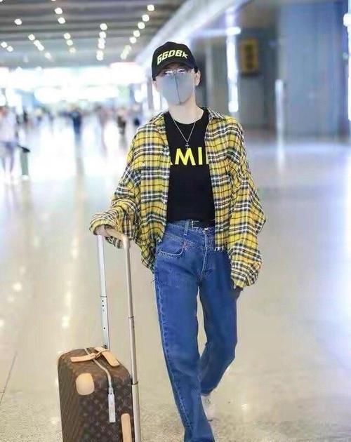 洋气|剪短发美出新高度，格纹风衣搭白卫衣，一头栗色短发太洋气