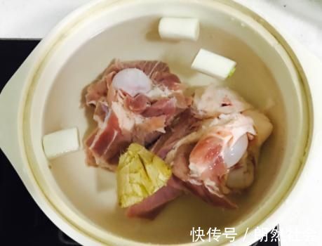 汤香浓奶|炖大骨汤时，牢记“1做2不放”，骨头汤香浓奶白味道香，无腥味
