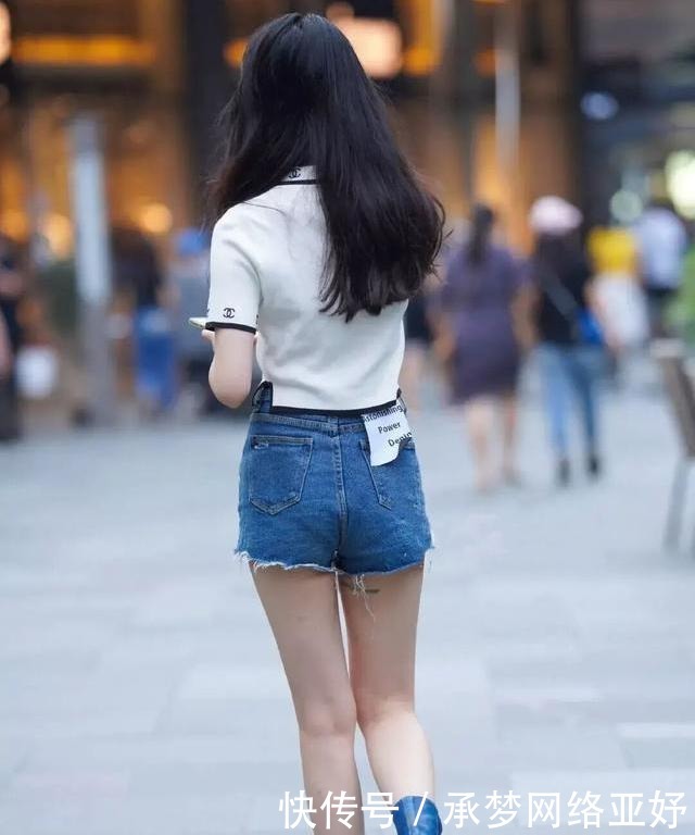 好身材|街头美女的“清凉”穿搭,简单时尚,秀出不一样的好身材