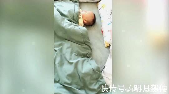 宝宝|宝宝睡觉给妈妈留了位置，妈妈感动，掀开被子一看，无法淡定