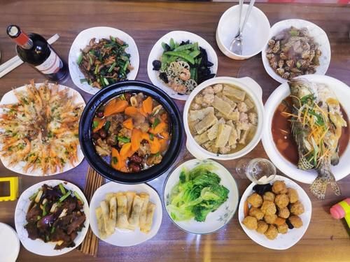 过年晒年夜饭，引来南方北方年夜饭大PK，网友：都是厨师学校毕业的