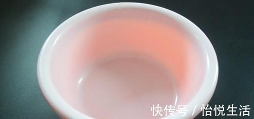 毛巾脏别再洗衣液洗, 洗的时候加一点它, 洗完毛巾就跟新的一样干净