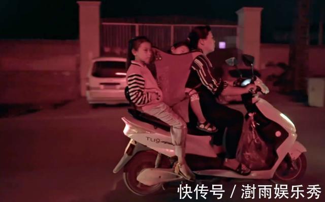 小女孩|妈妈摊前卖猪肉,女儿摊后跳芭蕾惹群嘲:穷人家女孩还想当凤凰?