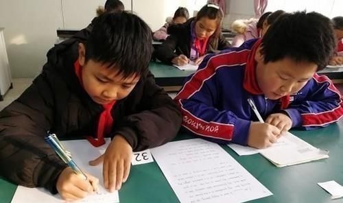 一手$一年级99分卷面火了,老师都不忍心扣分,网友:小学生也太优秀了