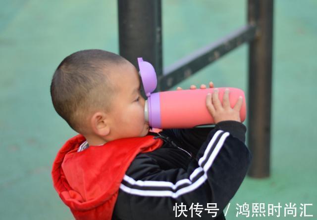 父母|又一个孩子“水中毒”离世,父母快停手,别再给孩子强行喂水了