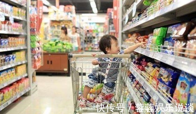 超市|一家三口逛超市,回家后发现宝宝手里有东西,妈妈纠结是否还回去