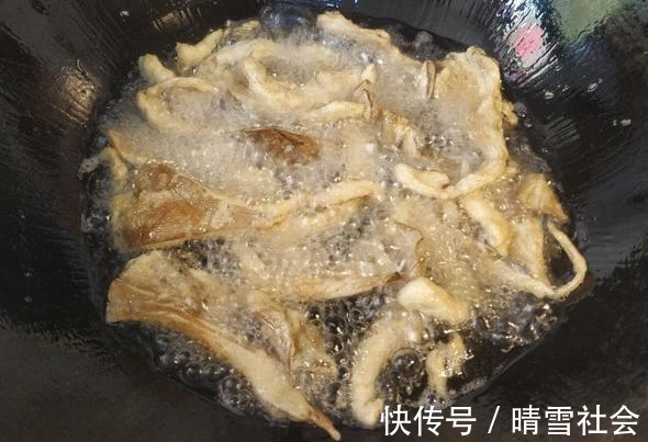 干炸蘑菇怎么做才酥脆？牢记3窍门，干香酥脆味道好，回回吃不腻