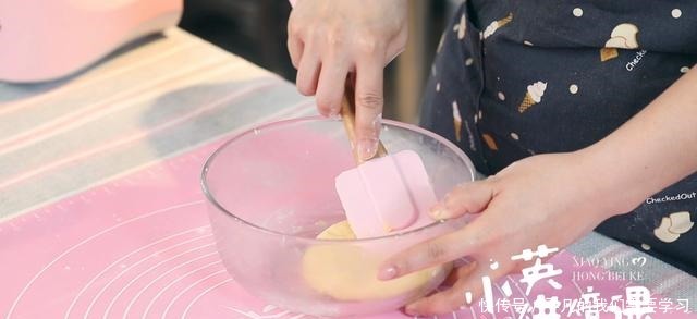 小英烘焙课手把手教你做懒人咸口肉松酥!