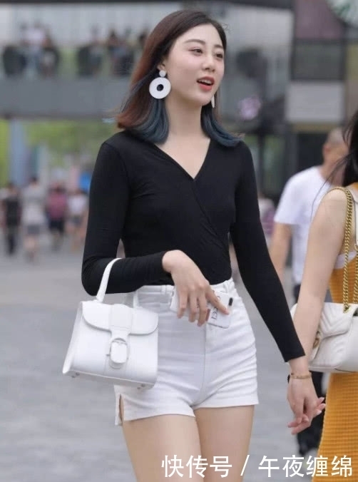 街拍美女：一米八的小姐姐，这双腿完美