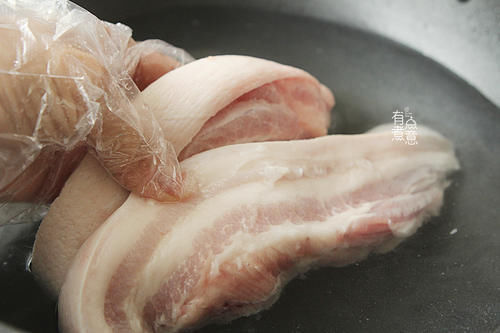 腌腊肉,只用冷水洗可不行,多做一步,腊肉无异味,咸香又可口